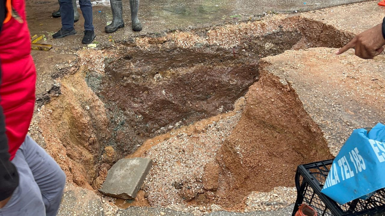 Semt Pazarında Yol Çöktü: 2 Metre Derinliğinde Çukur Oluştu! - Sayfa 4