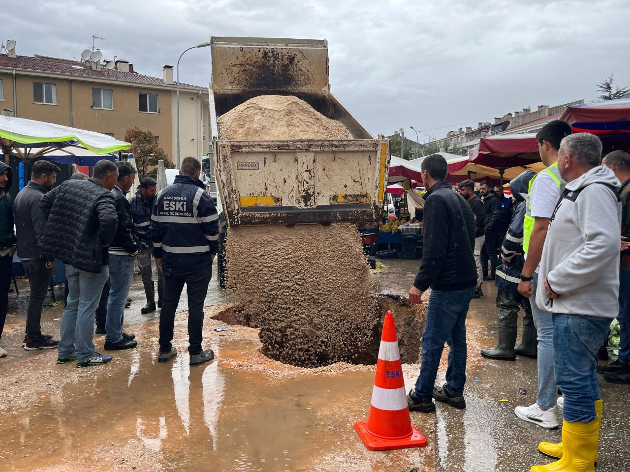 Semt Pazarında Yol Çöktü: 2 Metre Derinliğinde Çukur Oluştu! - Sayfa 5