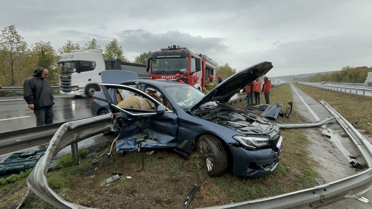 Otoyolda bariyerleri yerinden söken lüks otomobil hurdaya döndü - Sayfa 4