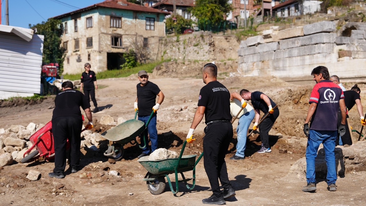 Düzce'de İtfaiye Ekipleri Antik Tiyatro Kazılarına Destek Verdi