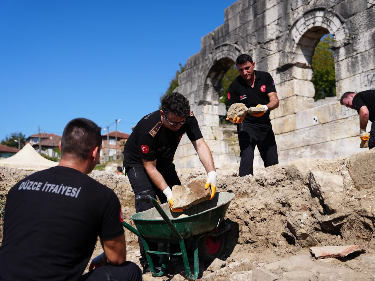 Düzce'de İtfaiye Ekipleri Antik Tiyatro Kazılarına Destek Verdi - Sayfa 2