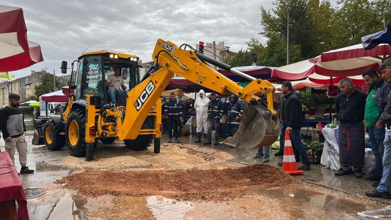 Semt Pazarında Yol Çöktü: 2 Metre Derinliğinde Çukur Oluştu! - Sayfa 3