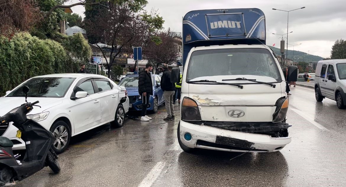 Bursa’da Kamyonet 4 Araca ve Kuryeye Çarptı: 1 Yaralı - Sayfa 3