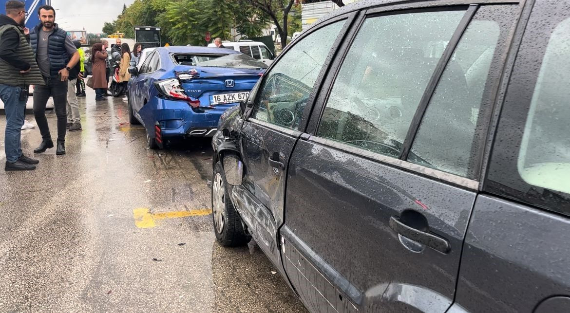 Bursa’da Kamyonet 4 Araca ve Kuryeye Çarptı: 1 Yaralı - Sayfa 1