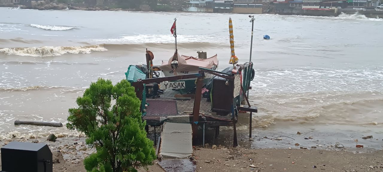 Bartın’da Fırtına ve Sağanak Etkili: Balıkçı Tekneleri Barınaklara Çekildi - Sayfa 4