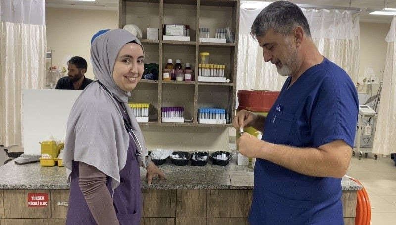 Doktor Kız, Sağlık Personeli Babasıyla Aynı Hastanede Göreve Başladı - Sayfa 1