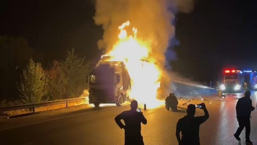 Bursa'da Kargo Yüklü Tır Alevlere Teslim Oldu - Sayfa 3