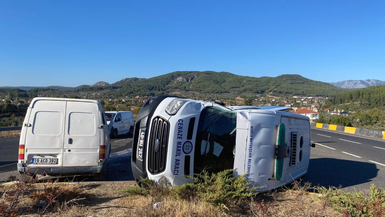 Cenaze Aracı ve Minibüs Çarpıştı: 3 Kişi Yaralandı