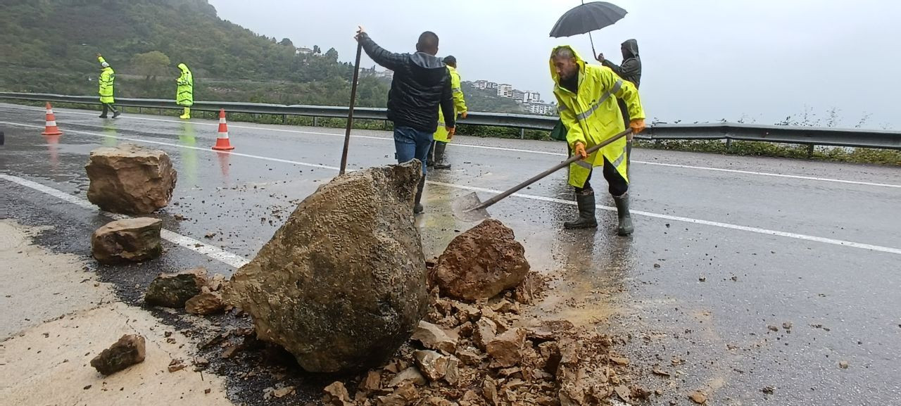 Bartın-Cide Yolunda Tehlike: Dev Kayalar Yola Düştü! - Sayfa 2