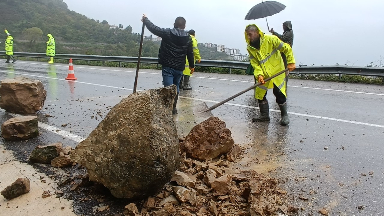 Bartın-Cide Yolunda Tehlike: Dev Kayalar Yola Düştü!