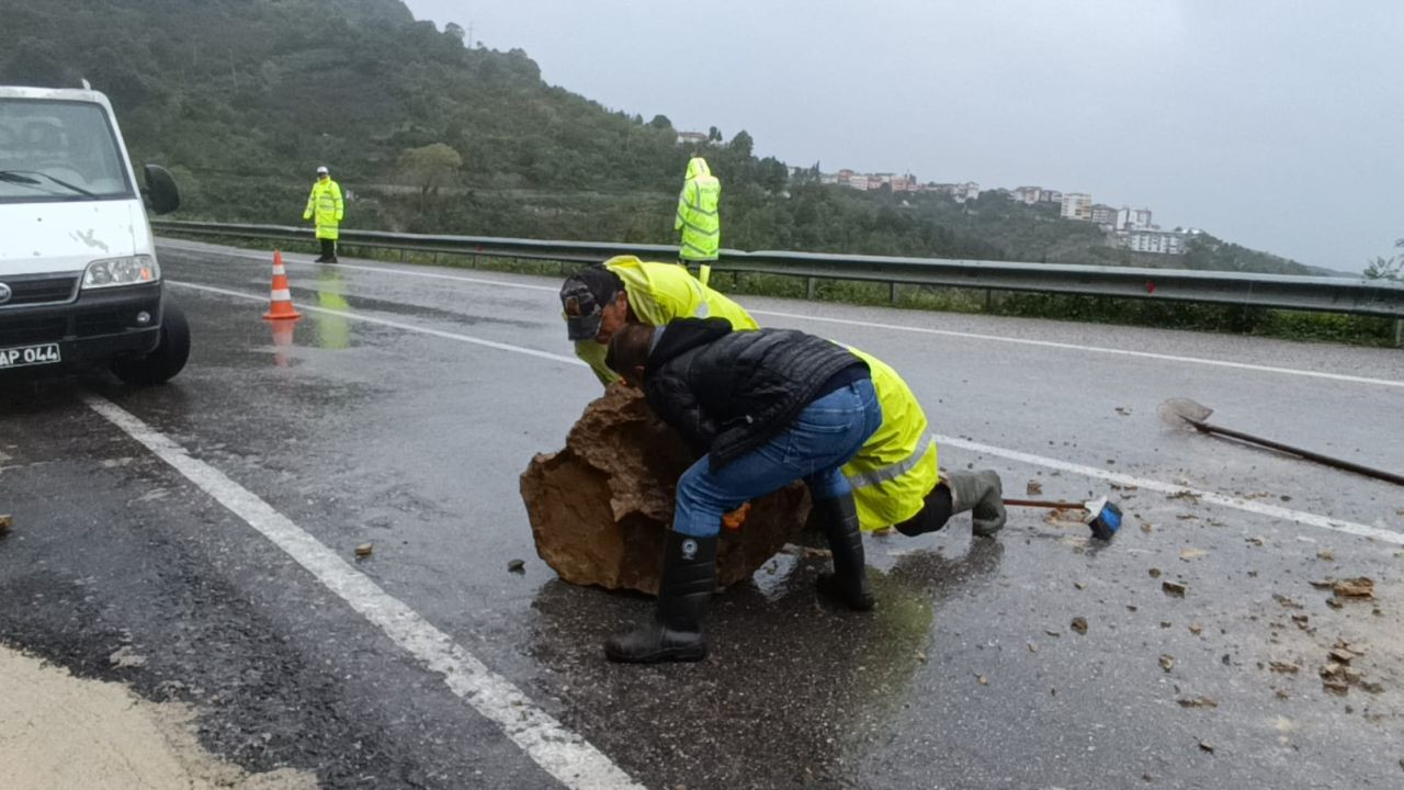 Bartın-Cide Yolunda Tehlike: Dev Kayalar Yola Düştü! - Sayfa 1