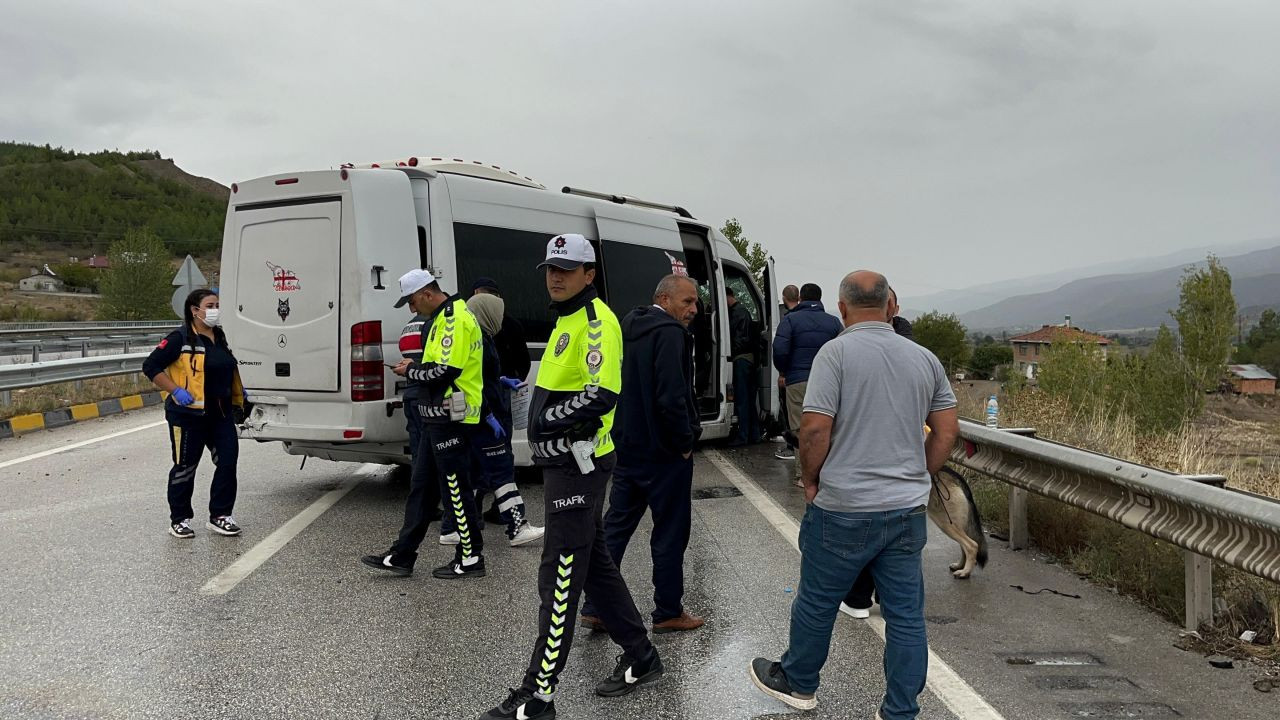 D100 Karayolu'nda Minibüs Bariyerlere Çarptı: 1 Yaralı - Sayfa 3