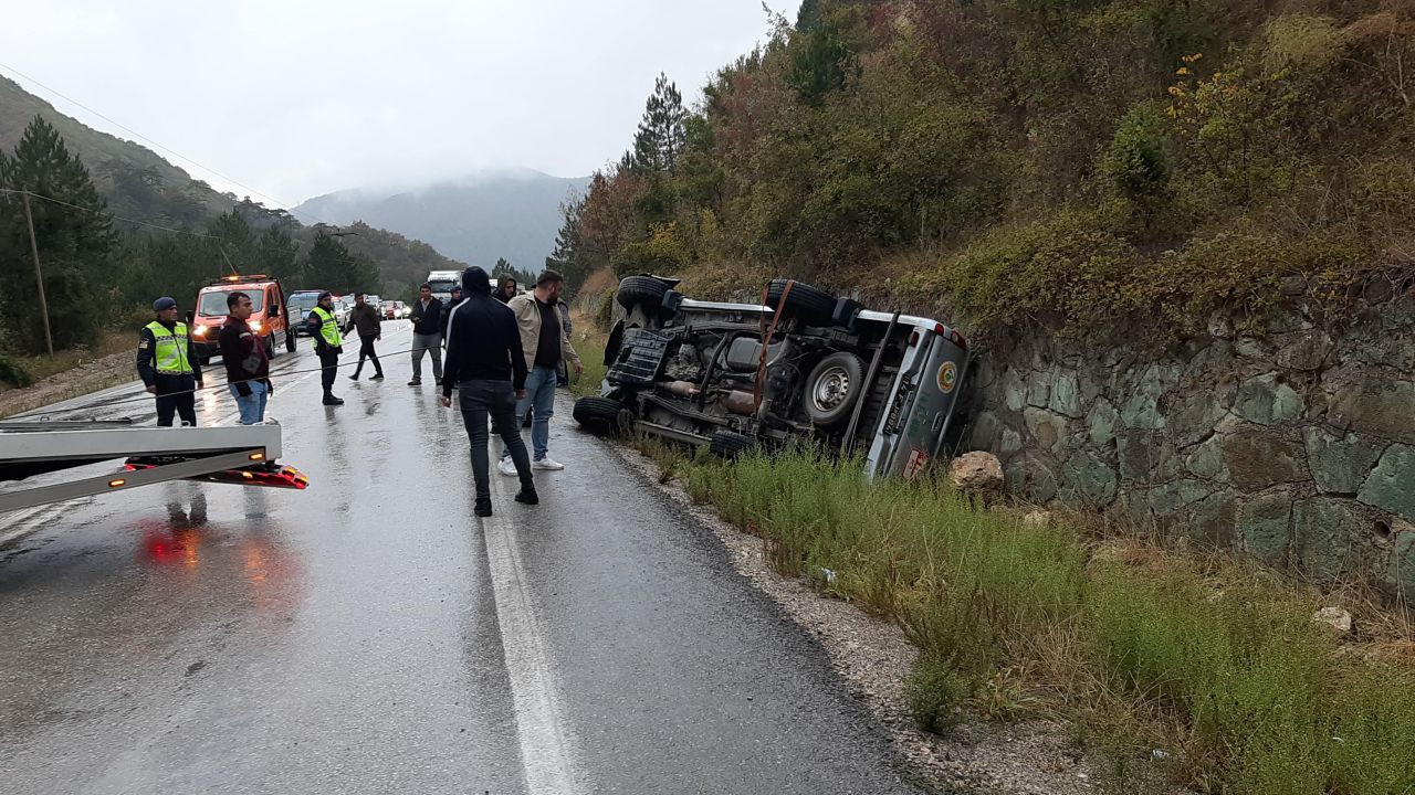 Bolu'da Pikap Kazası: 4 Yaralı, Trafik Durma Noktasına Geldi! - Sayfa 1