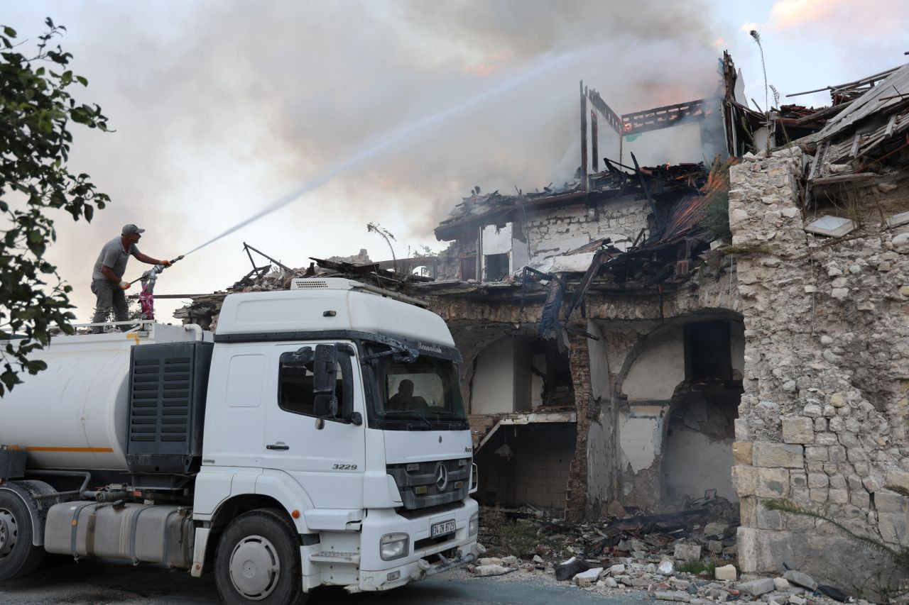 Hatay'da Ahşap Bina Yangını: İtfaiye Ekipleri Zamanında Müdahale Etti! - Sayfa 2