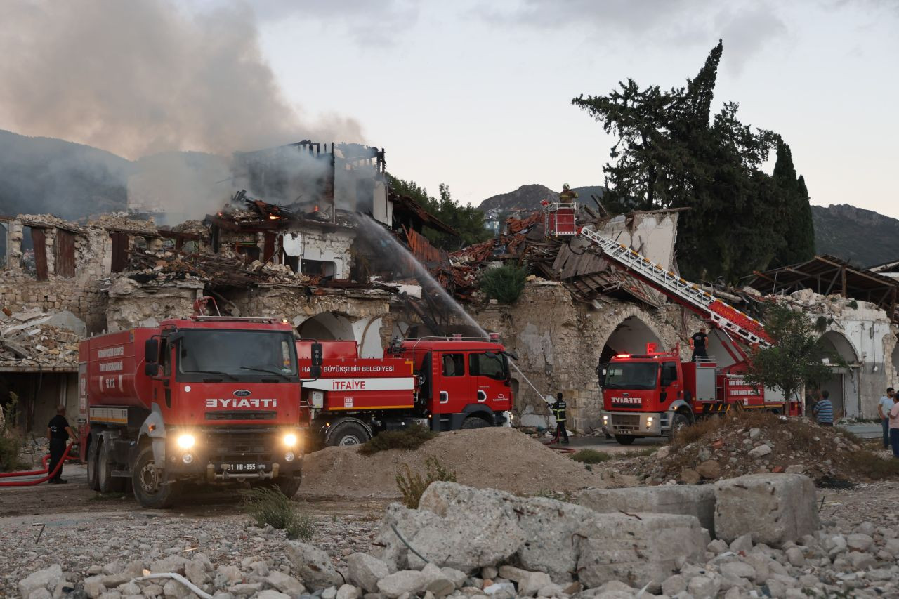 Hatay'da Ahşap Bina Yangını: İtfaiye Ekipleri Zamanında Müdahale Etti! - Sayfa 3