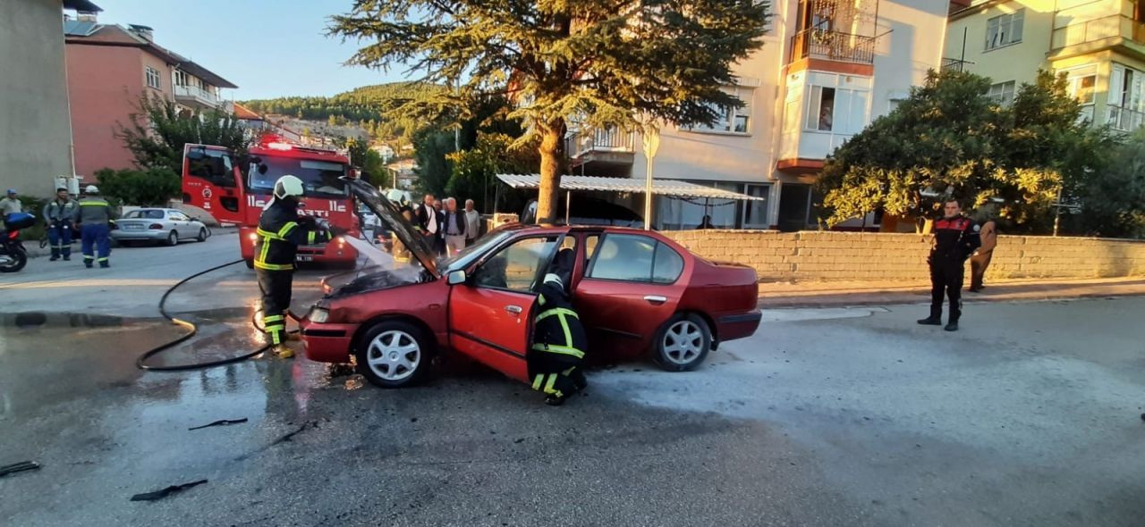 Seyir Halindeki Otomobil Alev Alev Yandı: İtfaiye Ekipleri Kurtardı - Sayfa 3