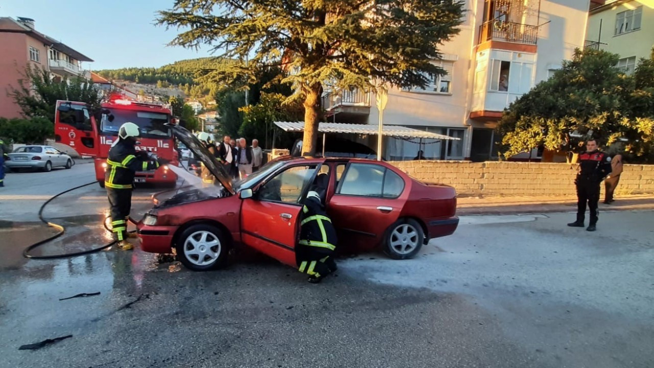 Seyir Halindeki Otomobil Alev Alev Yandı: İtfaiye Ekipleri Kurtardı