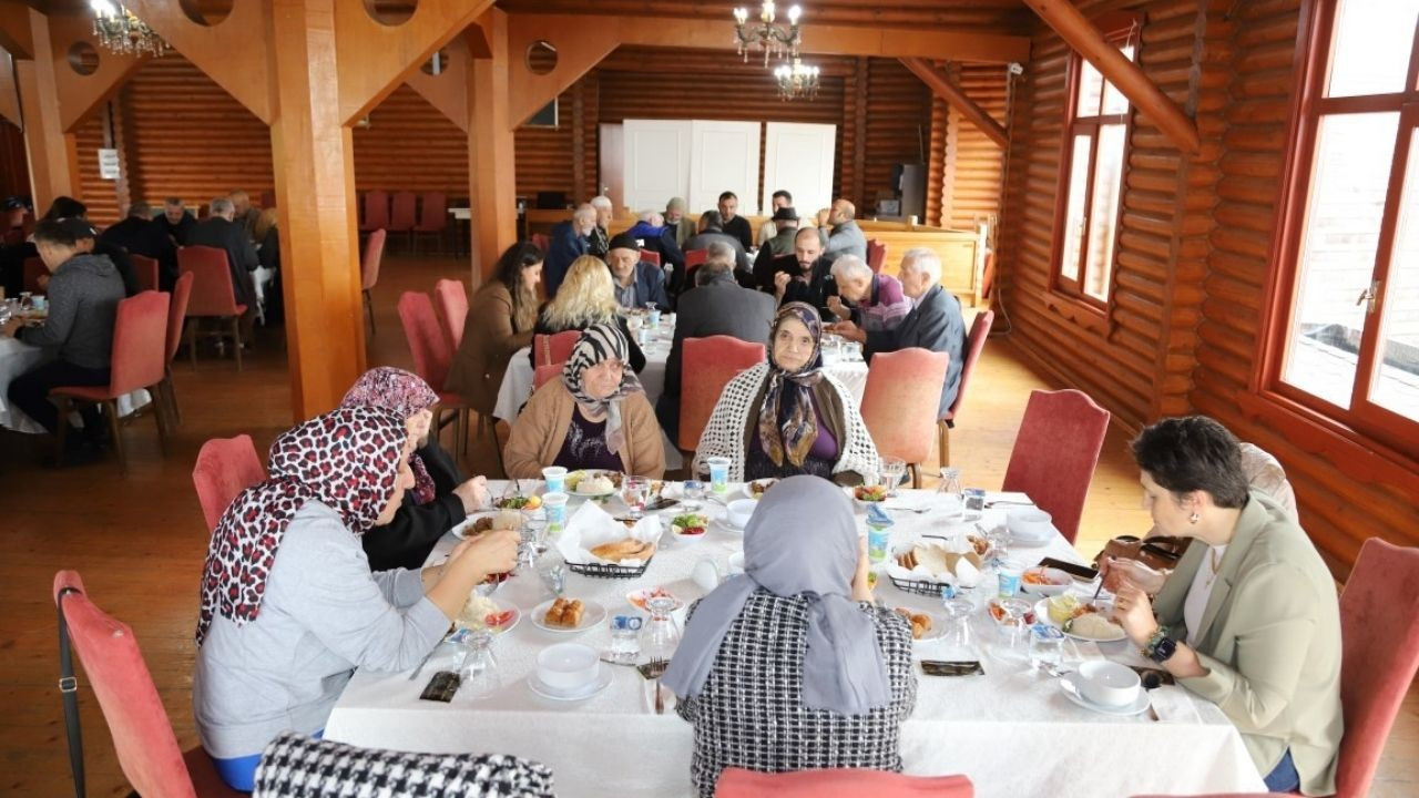 Hendek’te Yaşlılar Günü Kutlaması: Huzurevi Sakinleri Bayraktepe’de Buluştu