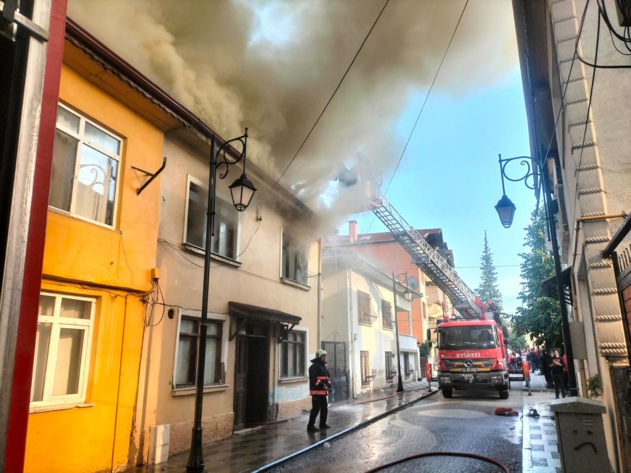 Geyve'de İki Ev Alevlere Teslim Oldu, İki Çocuk Kurtarıldı - Sayfa 1