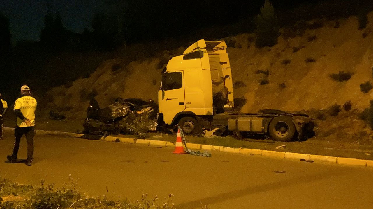 Feci Kaza: Tır, Otomobili Biçti! Kocaeli'de 1 Kişi Hayatını Kaybetti - Sayfa 3