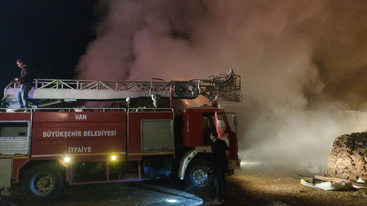 Van'da 5 bin bağ ot yanarak kül oldu - Sayfa 12