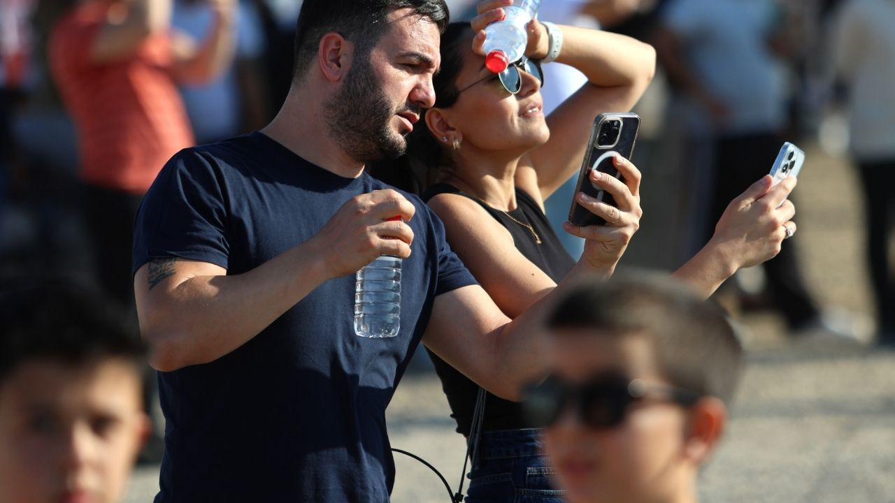 Türk Yıldızları, izleyenleri büyüledi. - Sayfa 14