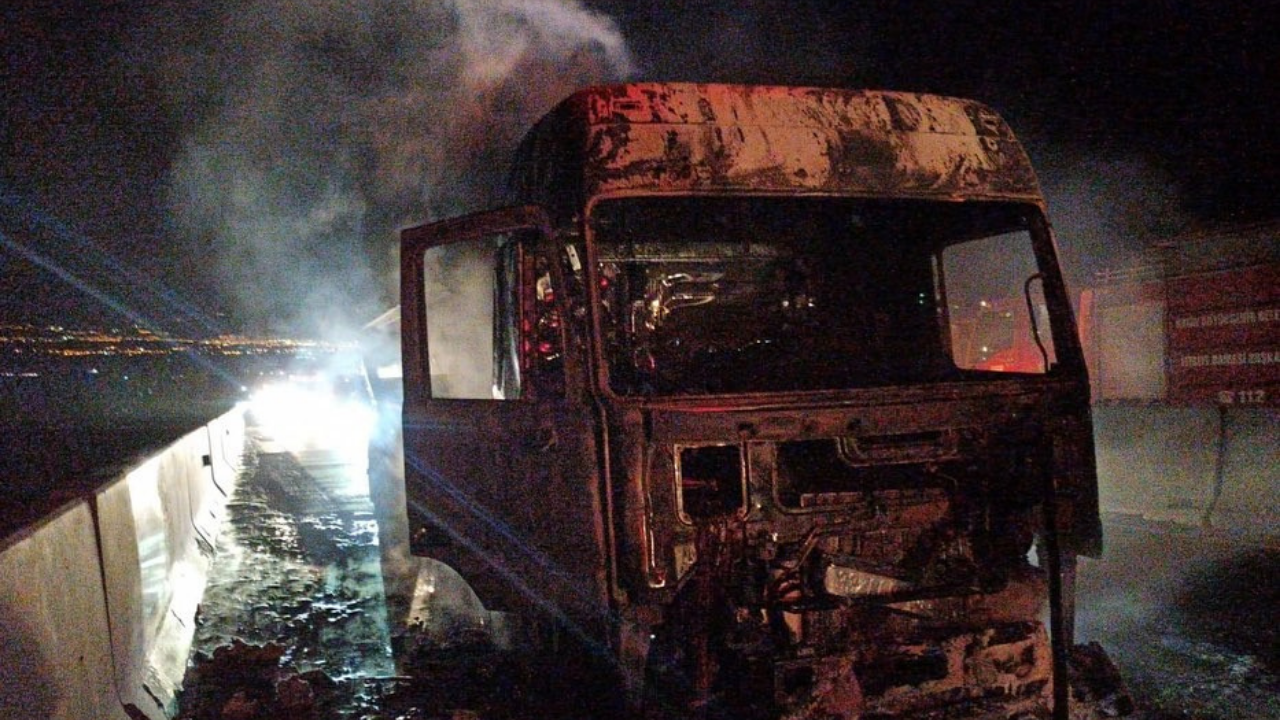 Hatay'da Seyir Halindeki Hafriyat Kamyonu Alev Alev Yandı!