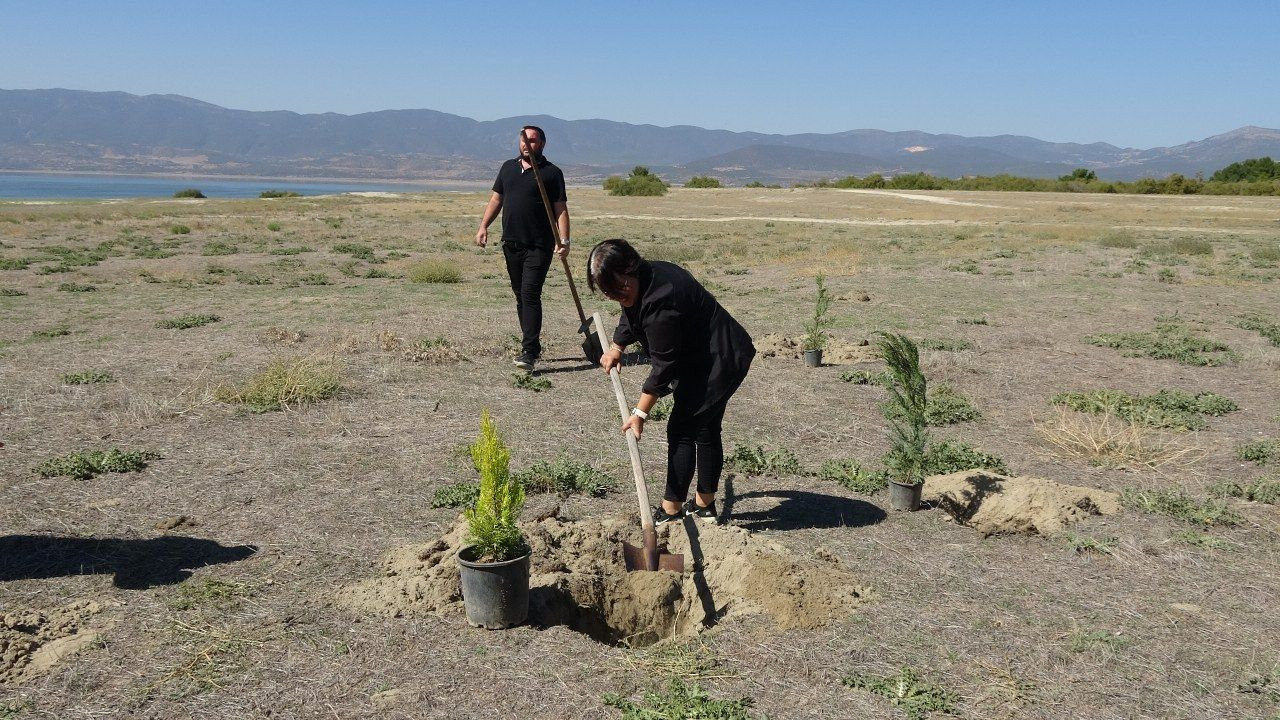 Burdurlu Gazeteciler kuraklıkla boğuşan Burdur Gölü'nü kurtarmak için fidan dikti - Sayfa 7