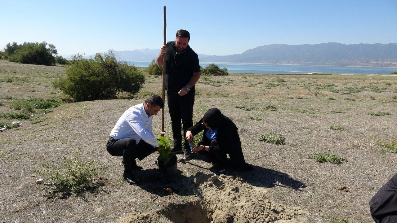 Burdurlu Gazeteciler kuraklıkla boğuşan Burdur Gölü'nü kurtarmak için fidan dikti - Sayfa 8