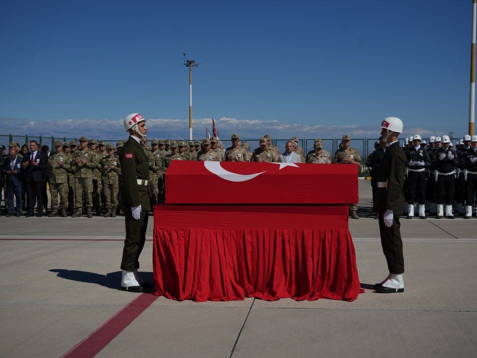 Trafik kazasında şehit olan Piyade Uzman Çavuş törenle memleketine uğurlandı - Sayfa 1