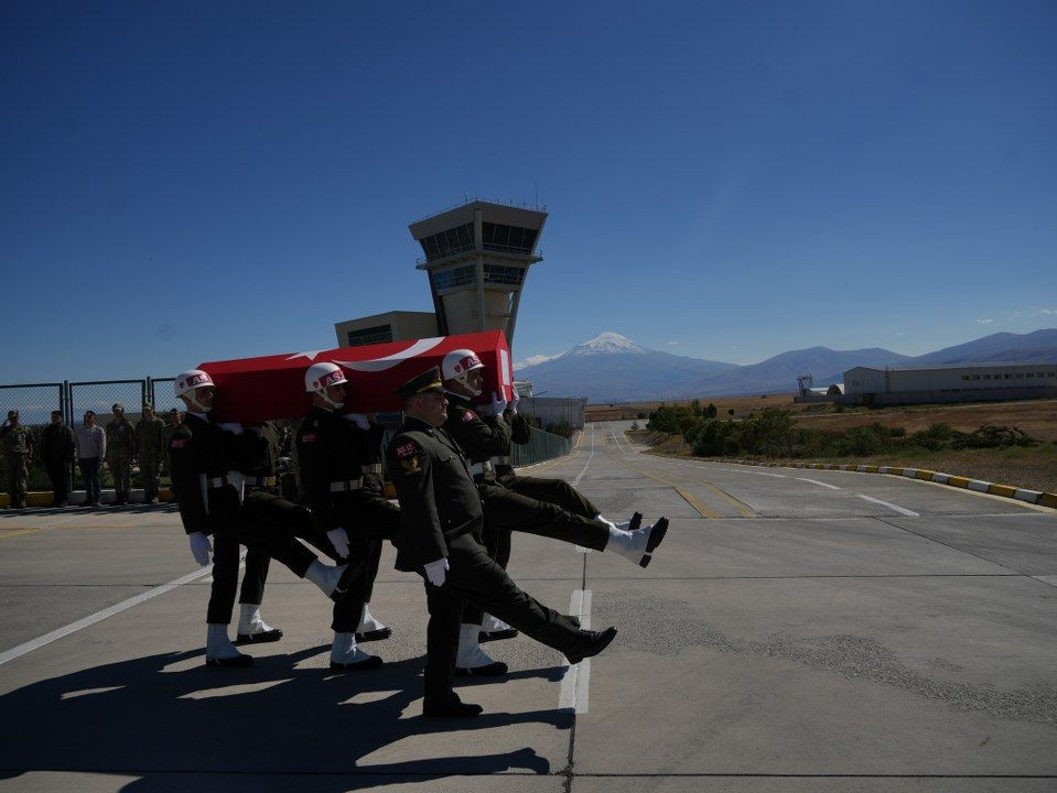 Trafik kazasında şehit olan Piyade Uzman Çavuş törenle memleketine uğurlandı - Sayfa 2