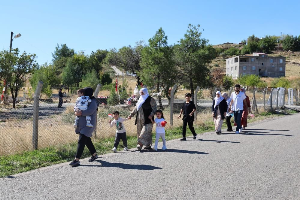 Yaşlı kadın kızları ve eltisiyle beraber Narin için gözyaşı döktü - Sayfa 1