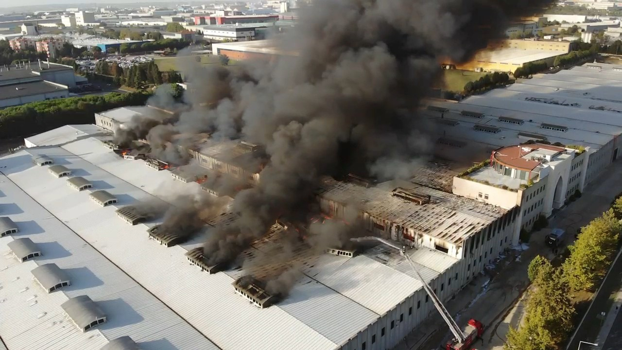 Fabrika Yangını: 2 Çalışan Hastaneye Kaldırıldı