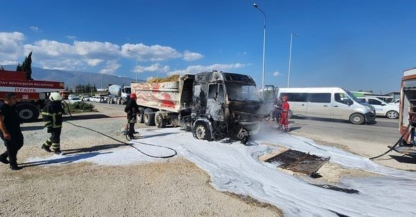 Seyir Halindeki Hafriyat Kamyonu Alevlere Teslim Oldu! - Sayfa 2