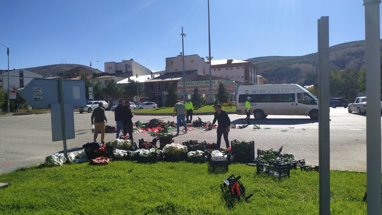 Bayburt'ta Pikap Yola Savruldu: Sebze ve Meyveler Yola Saçıldı!