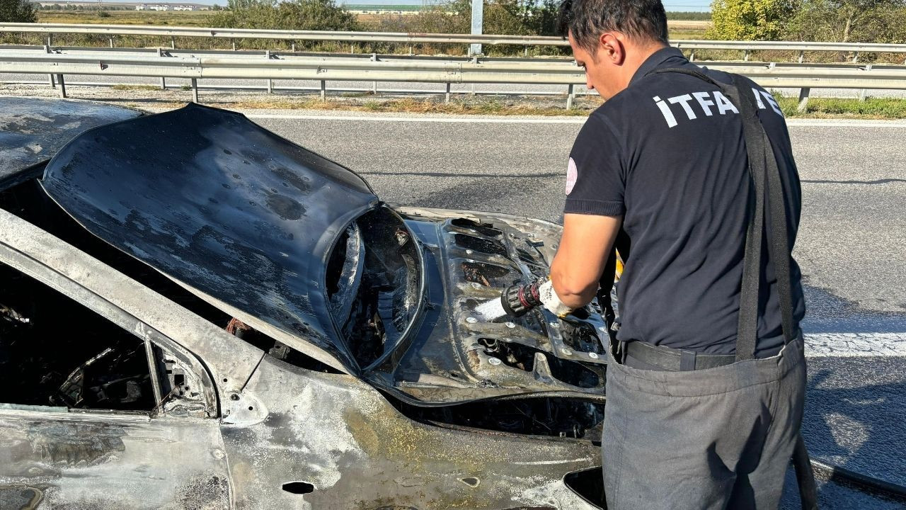 Seyir halindeki bir otomobil alev alarak küle döndü - Sayfa 6