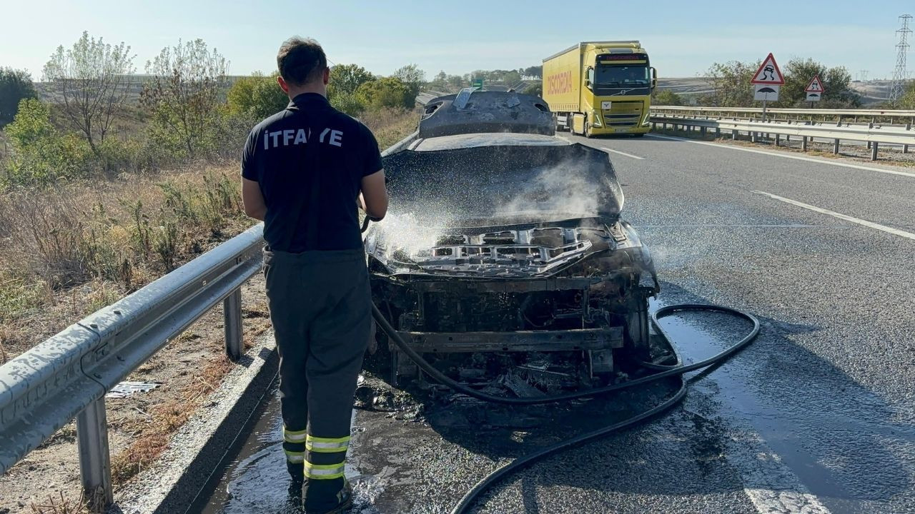 Seyir halindeki bir otomobil alev alarak küle döndü - Sayfa 4