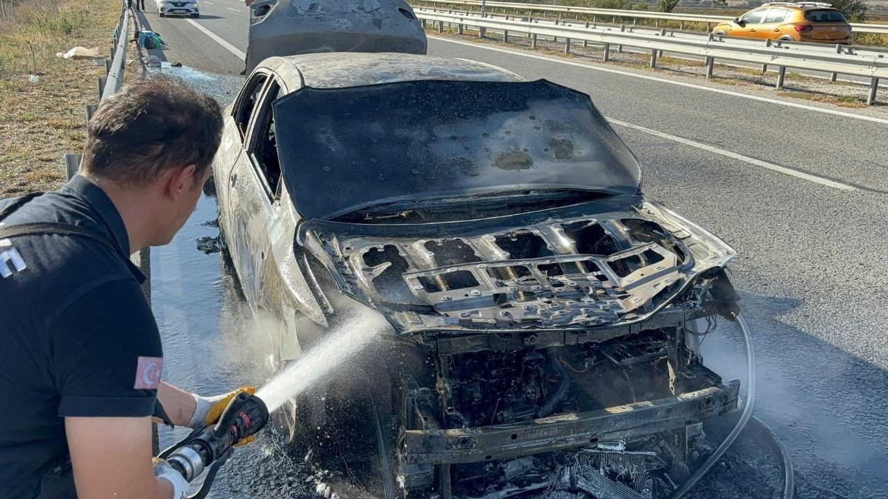 Seyir halindeki bir otomobil alev alarak küle döndü - Sayfa 3