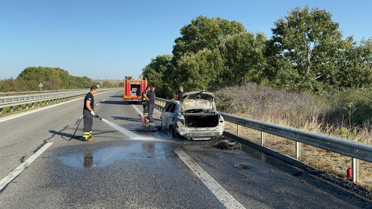 Seyir halindeki bir otomobil alev alarak küle döndü - Sayfa 2