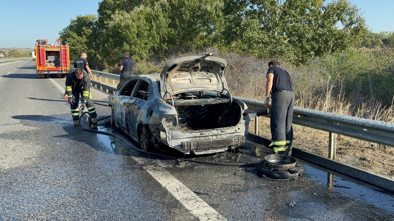 Seyir halindeki bir otomobil alev alarak küle döndü - Sayfa 1