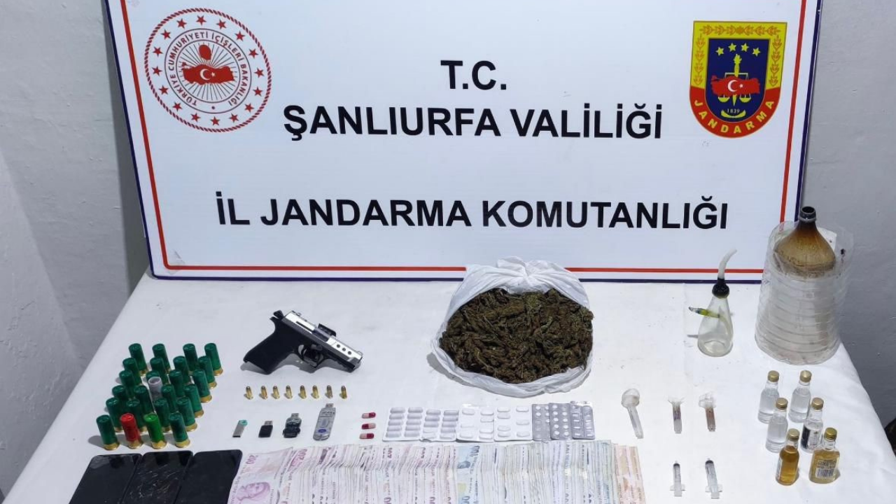 Siverek'te jandarma ekiplerince uyuşturucu ve silah ele geçirildi