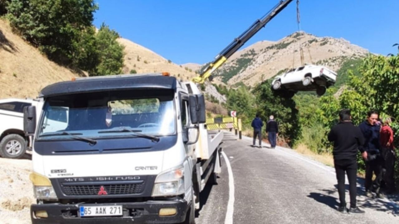 Hakkari Yüksekova'da kamyonet şarampole yuvarlandı