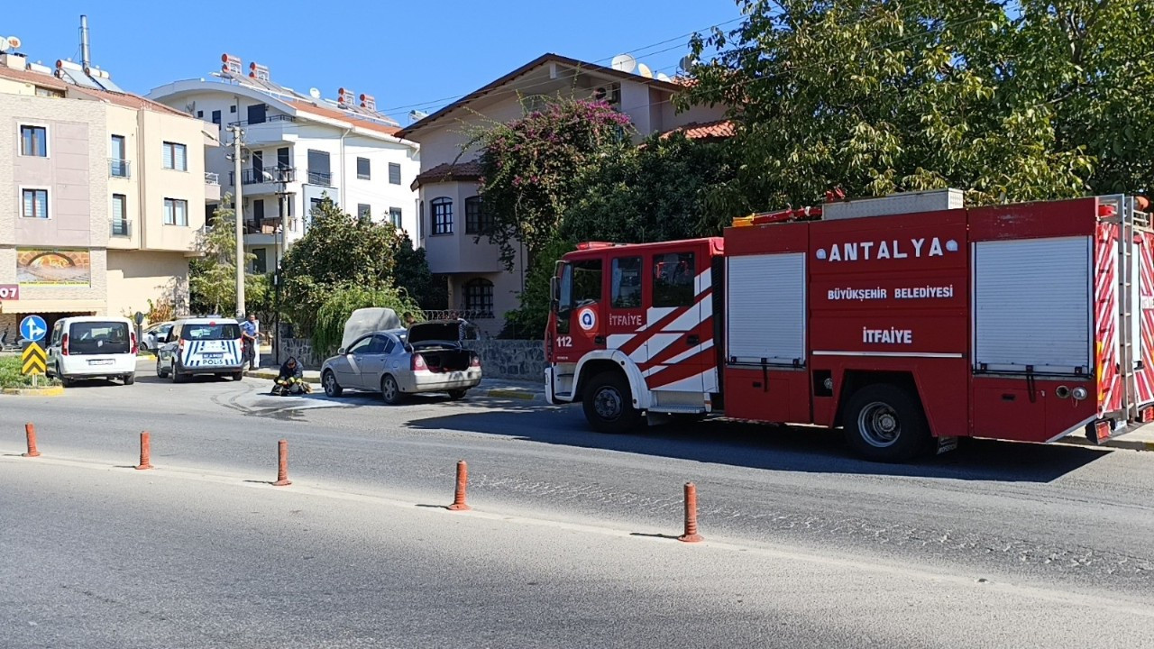 Trafikte alev alan otomobil vatandaşlar tarafından söndürüldü