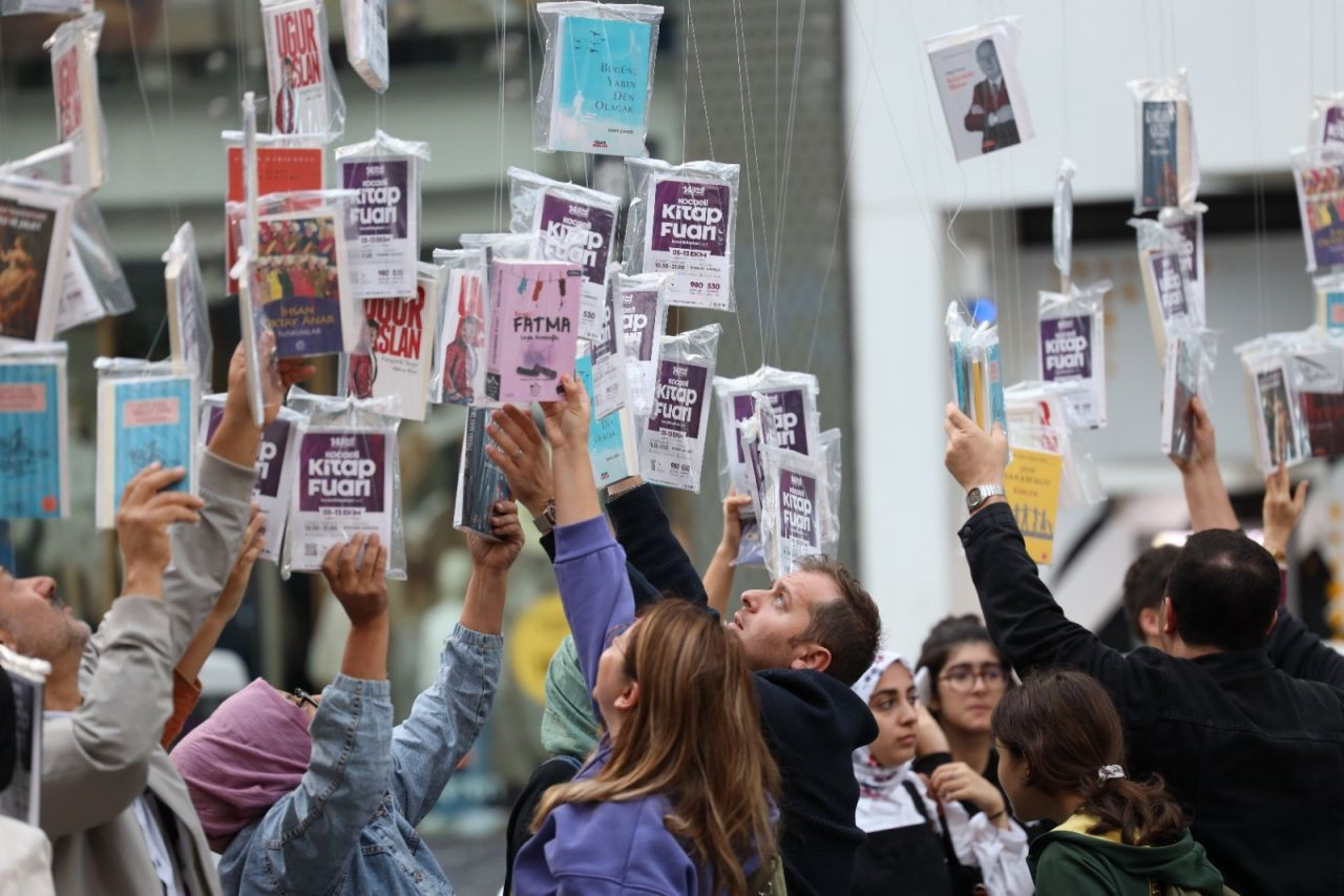 Asırlık çınarlar kitap açtı, 5 bin kitap 5 dakikada toplandı - Sayfa 11