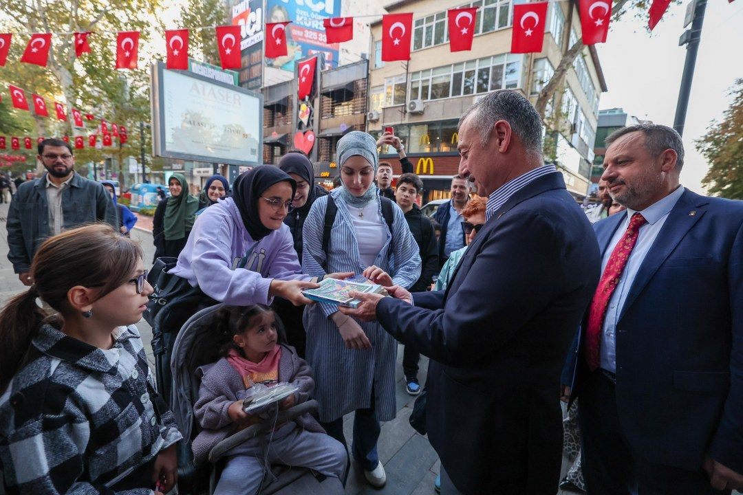 Asırlık çınarlar kitap açtı, 5 bin kitap 5 dakikada toplandı - Sayfa 12