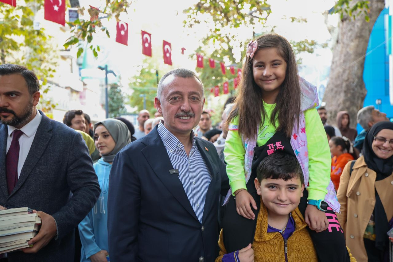 Asırlık çınarlar kitap açtı, 5 bin kitap 5 dakikada toplandı - Sayfa 1