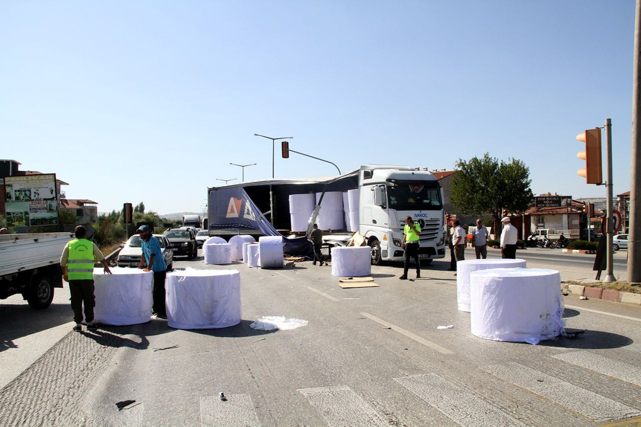 Manisa'da otomobilin üzerine kağıt bobini düştü - Sayfa 4