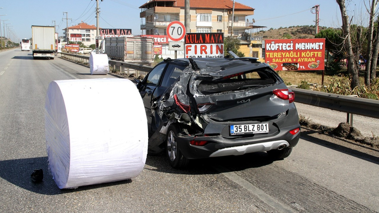 Manisa'da otomobilin üzerine kağıt bobini düştü