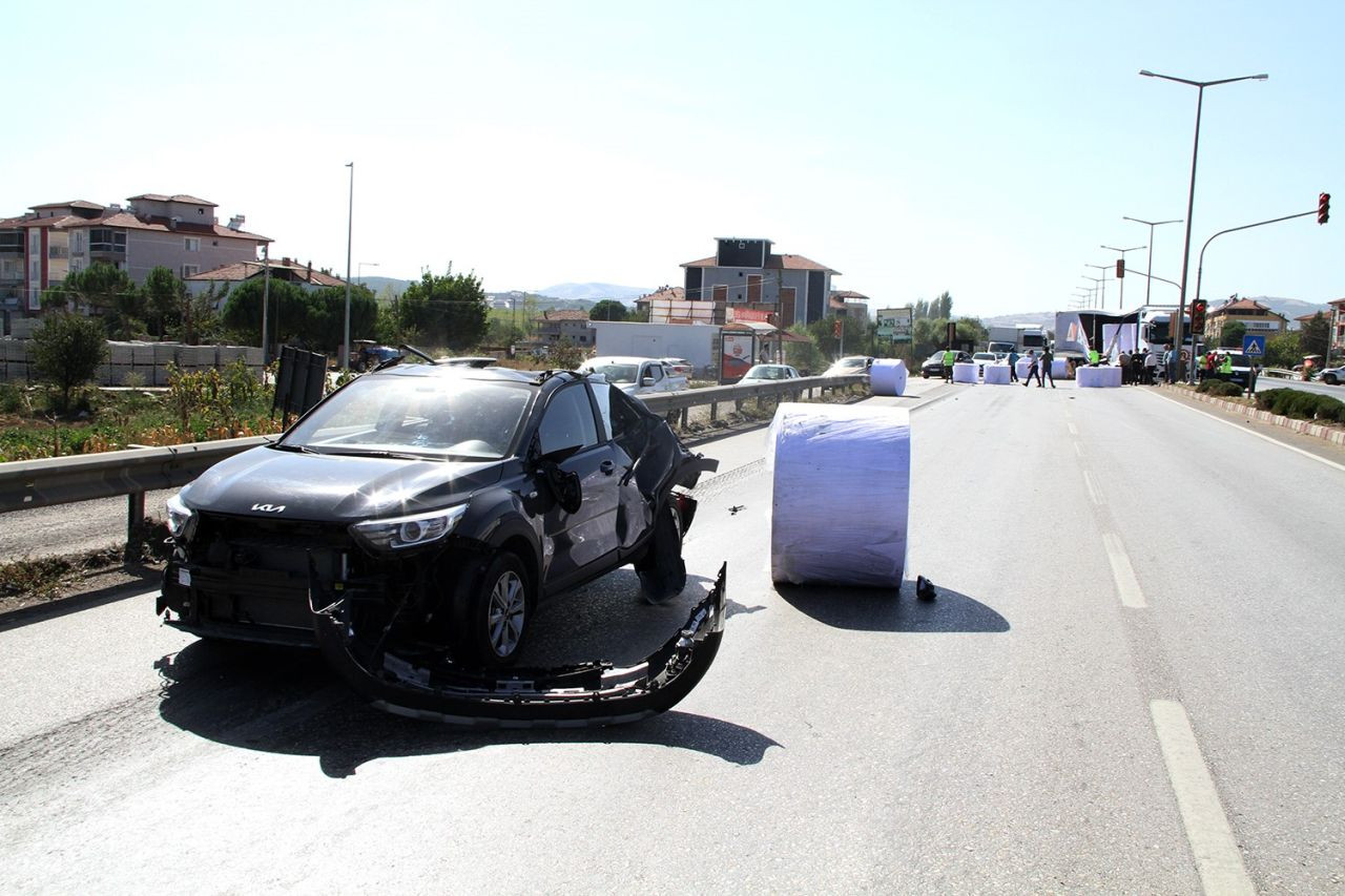 Manisa'da otomobilin üzerine kağıt bobini düştü - Sayfa 1