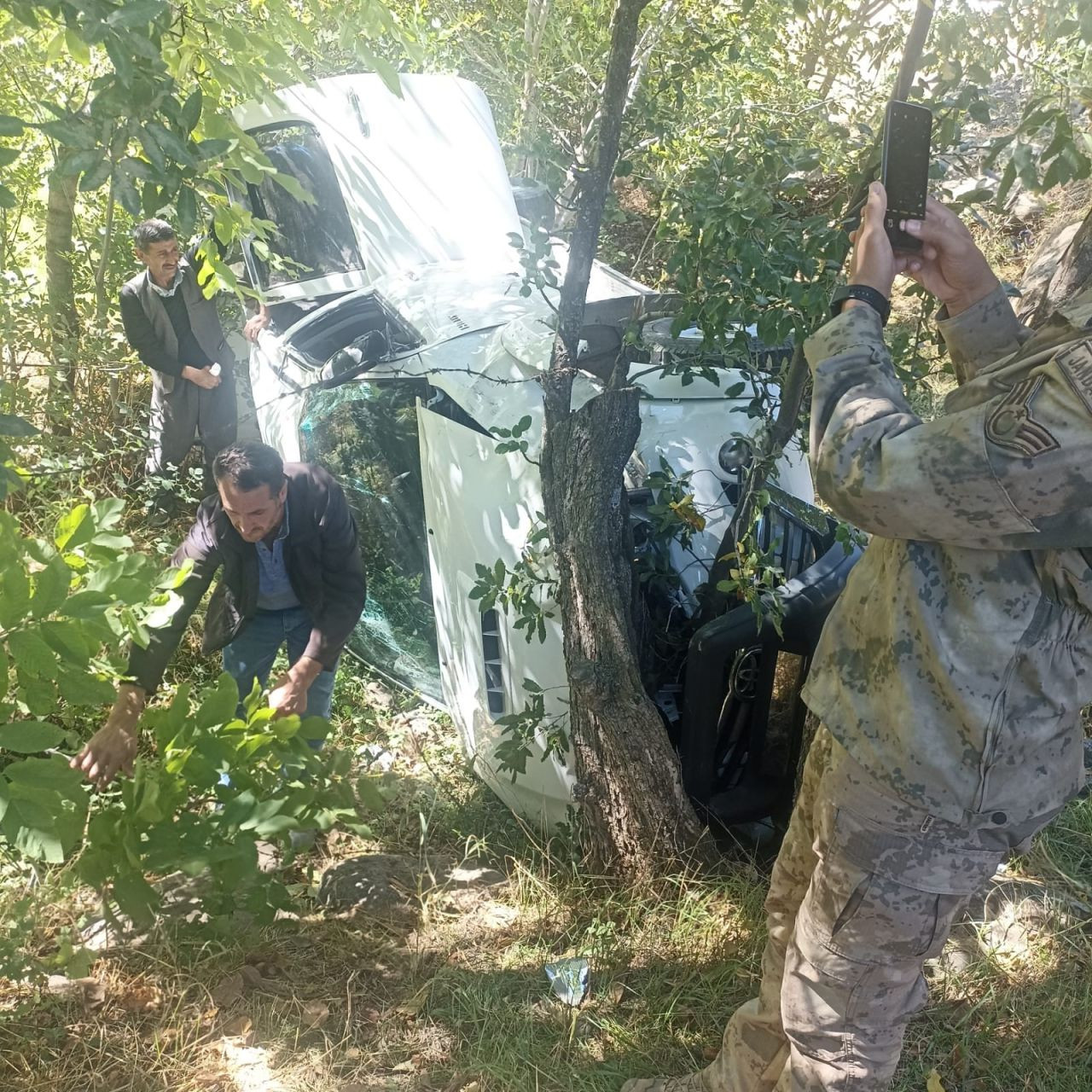 Hakkari Yüksekova'da kamyonet şarampole yuvarlandı - Sayfa 1